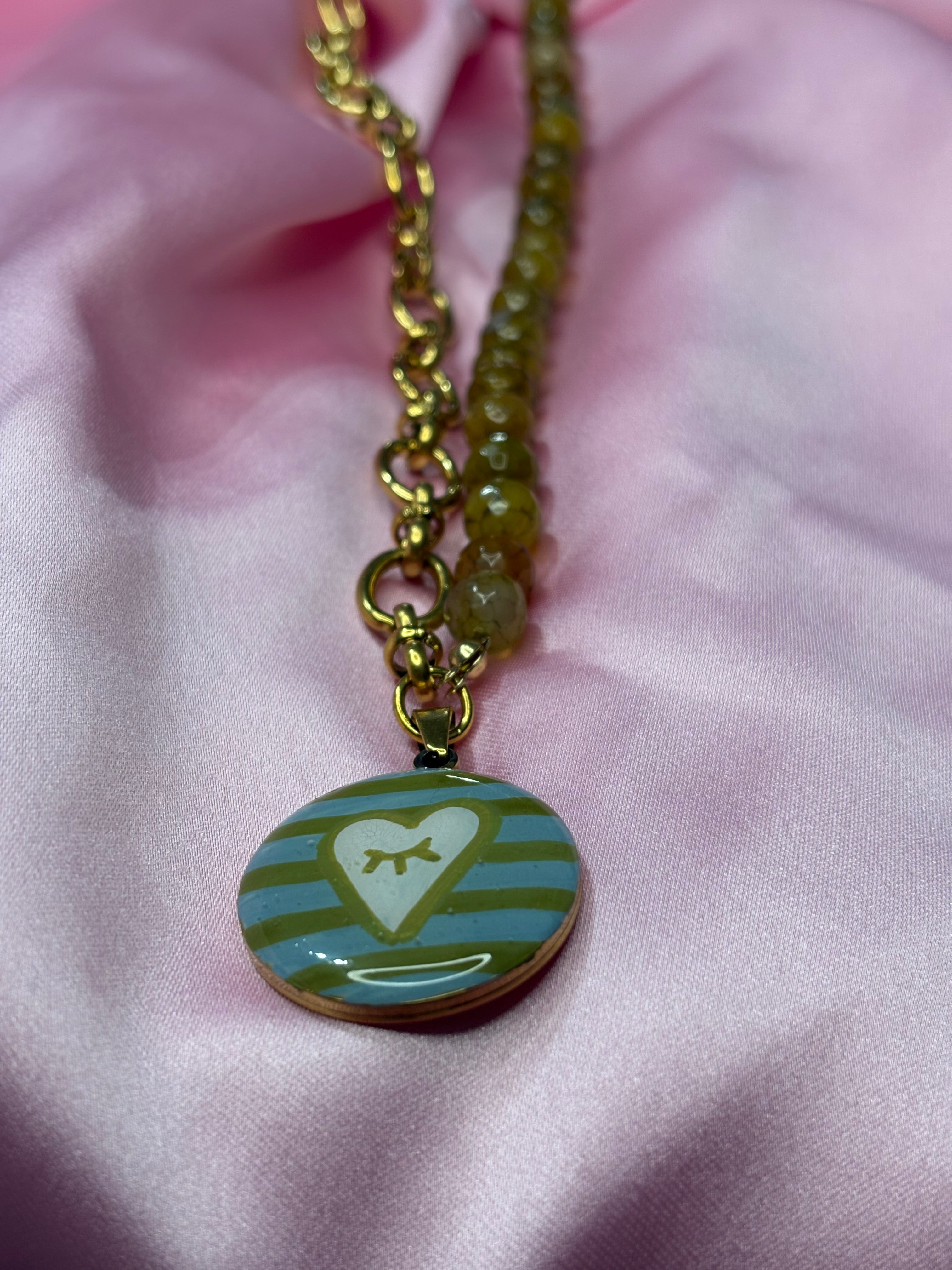 Collana “a metà” media lunghezza polvere pistacchio