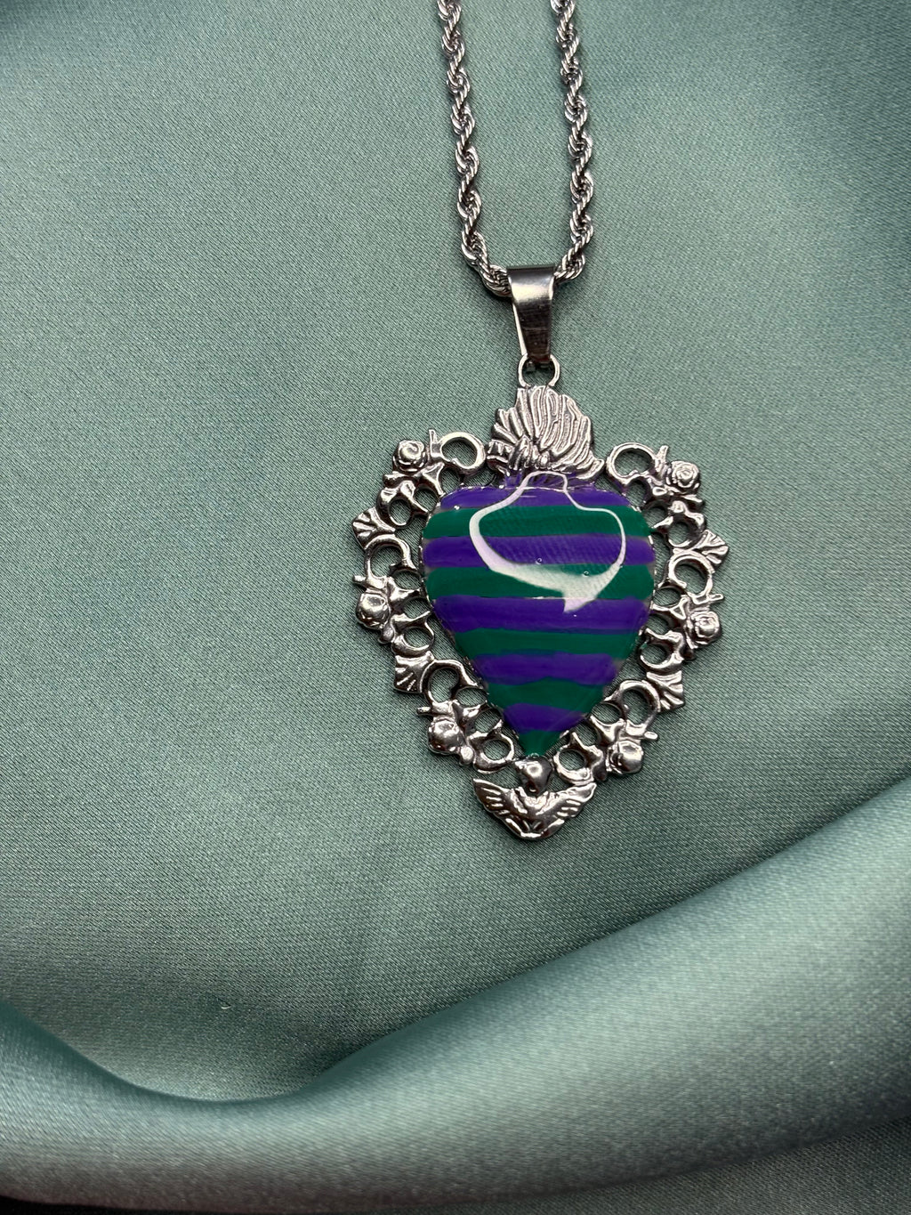 Cuore sacro righe viola verde • argento