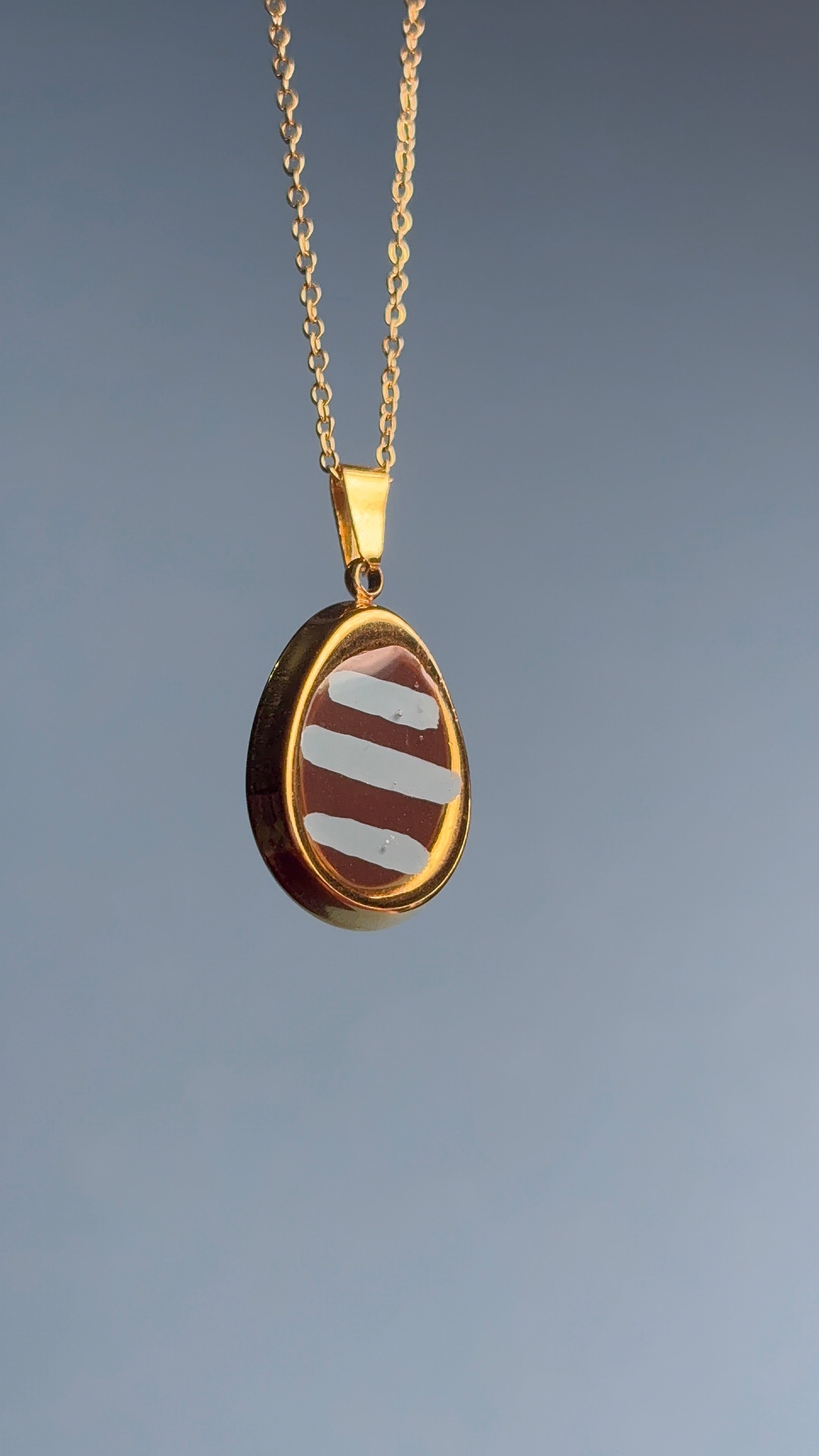 Medaglietta marrone polvere