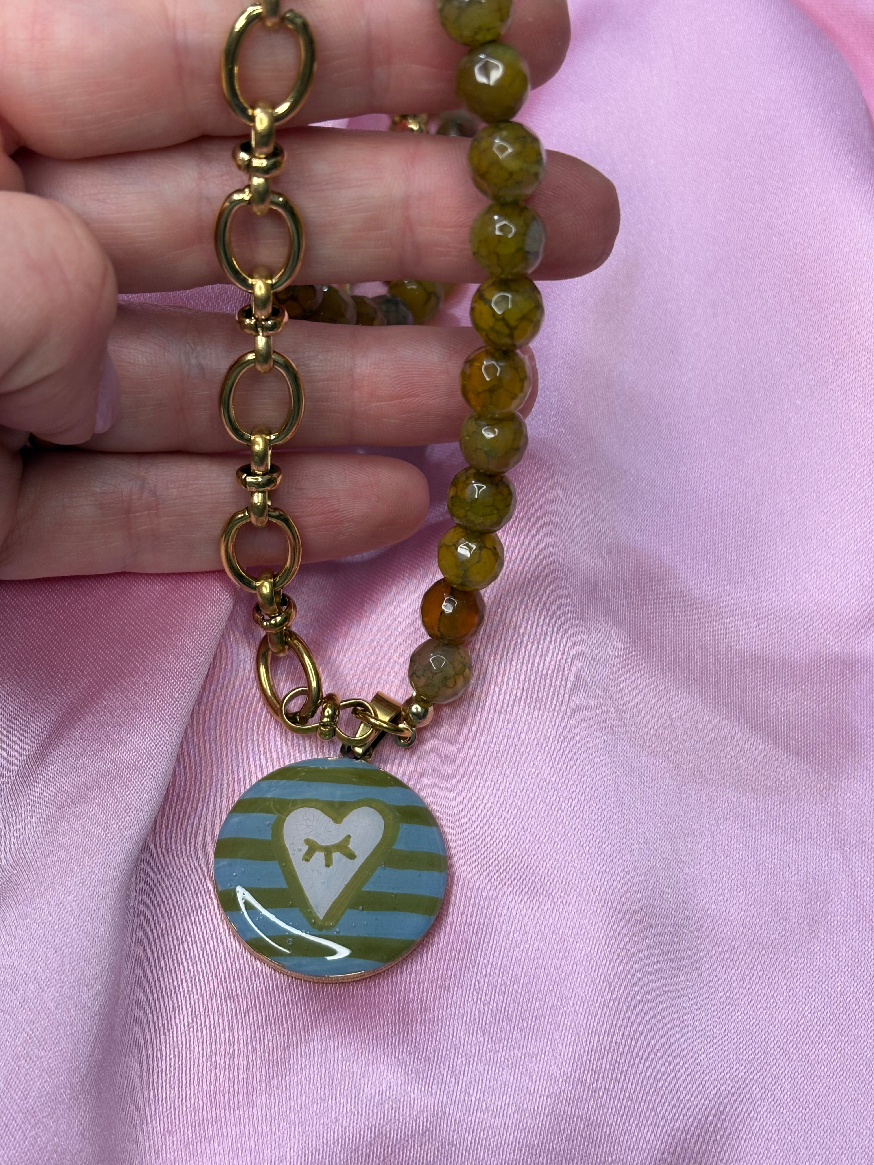 Collana “a metà” media lunghezza polvere pistacchio