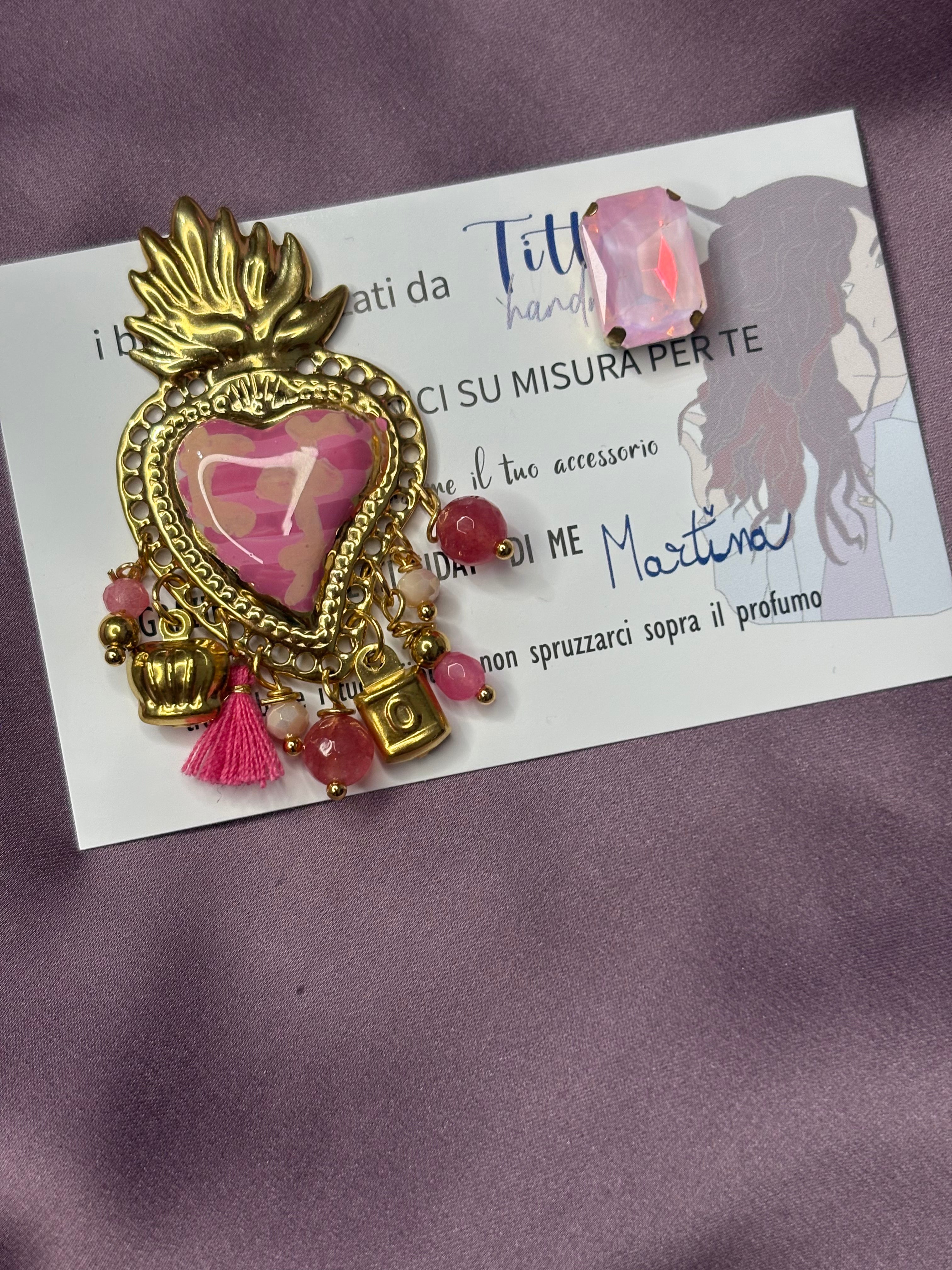 Cuore sacro con charm fragola