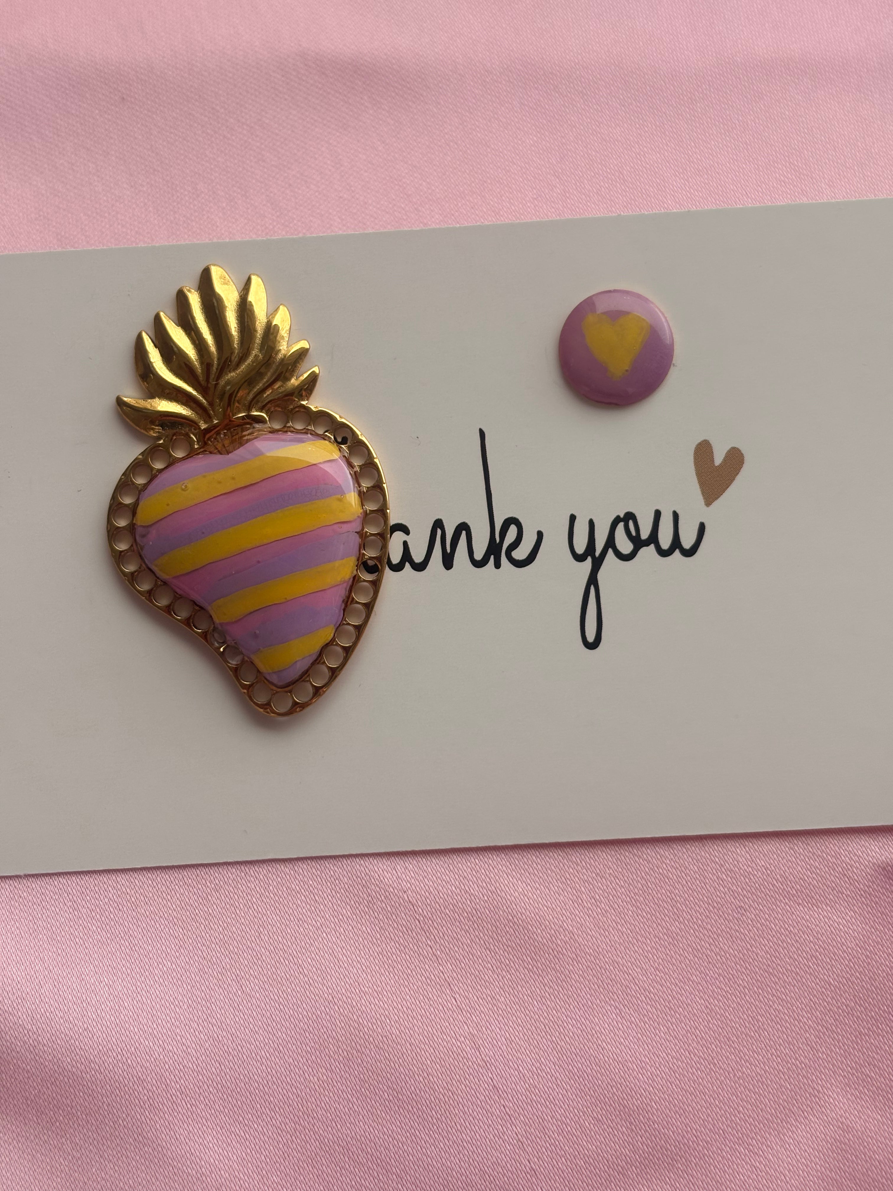 Cuore sacro a righe giallo rosa lilla