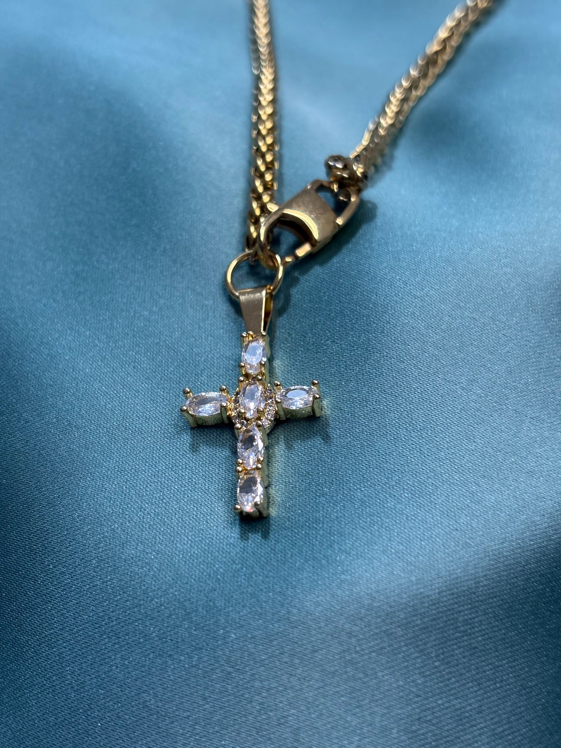 Girocollo intreccio mini croce trasparente