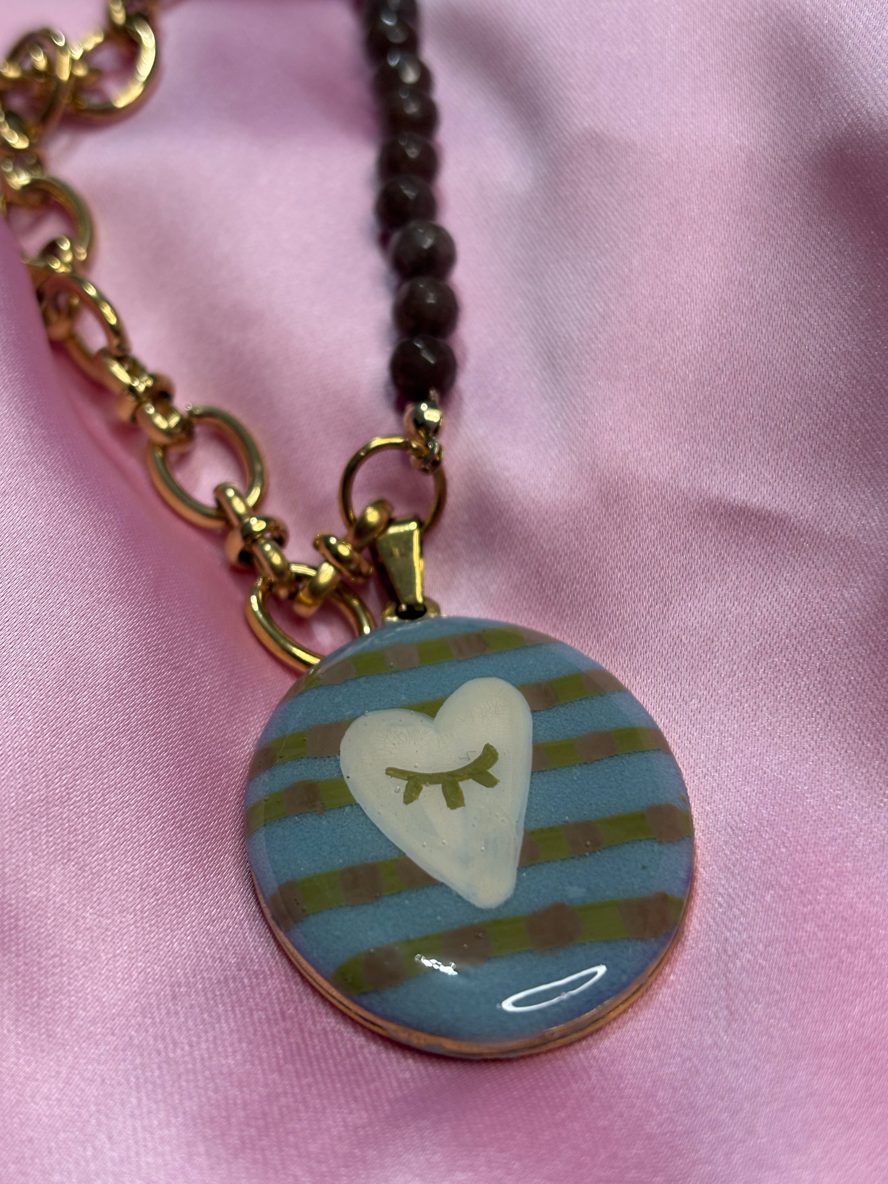 Collana “a metà” media lunghezza marrone polvere pistacchio