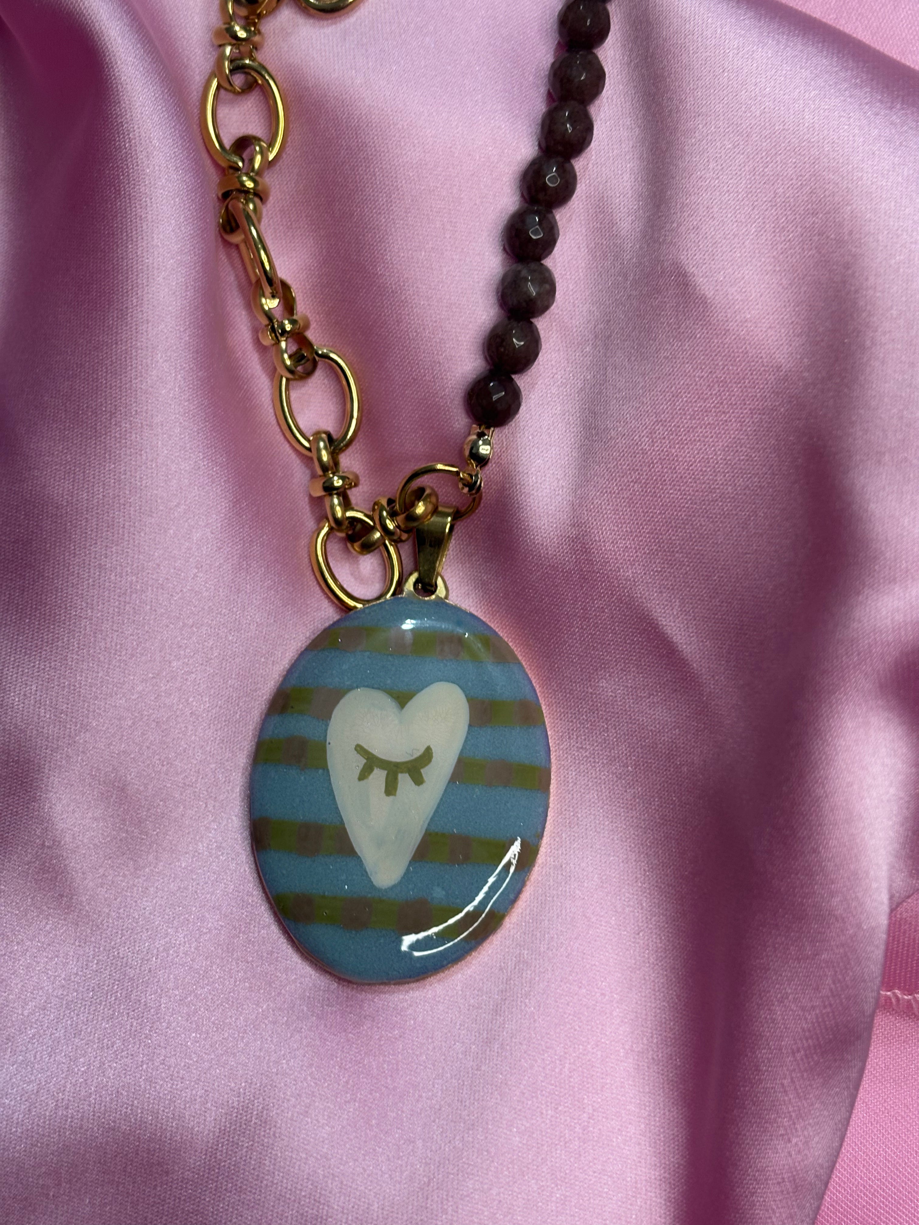 Collana “a metà” media lunghezza marrone polvere pistacchio